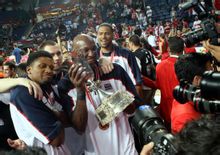 美国队球员手捧奖杯庆祝胜利