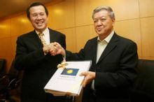 翁诗杰(左)移交政权予新任总会长蔡细历 翁诗杰(左)移交政权予新任总会长蔡细历